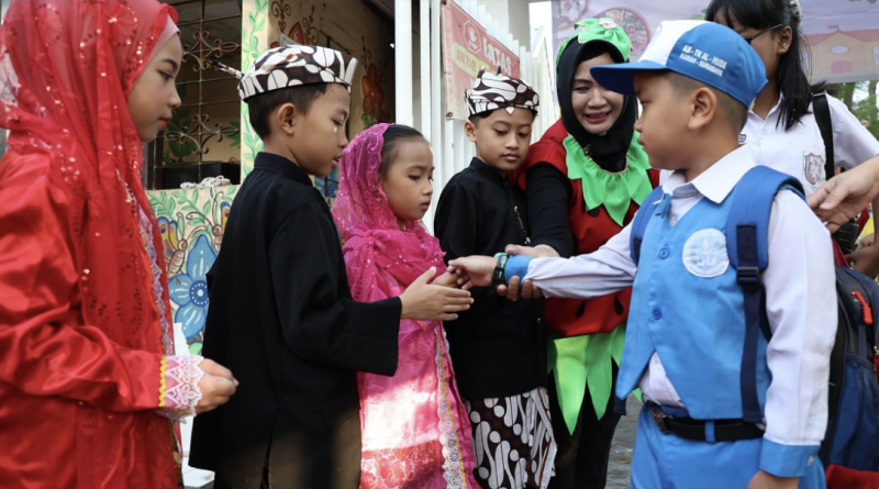 Orang Tua Semangat Antar Anak Hari Pertama MPLS