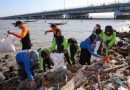 Ribuan Warga Turun ke Pantai Tambak Wedi di World Cleanup Day